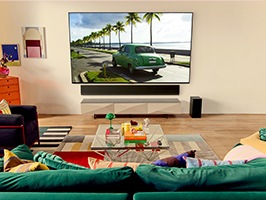 초록 소파와 인테리어 소품이 있는 거실과 LG 올레드 TV